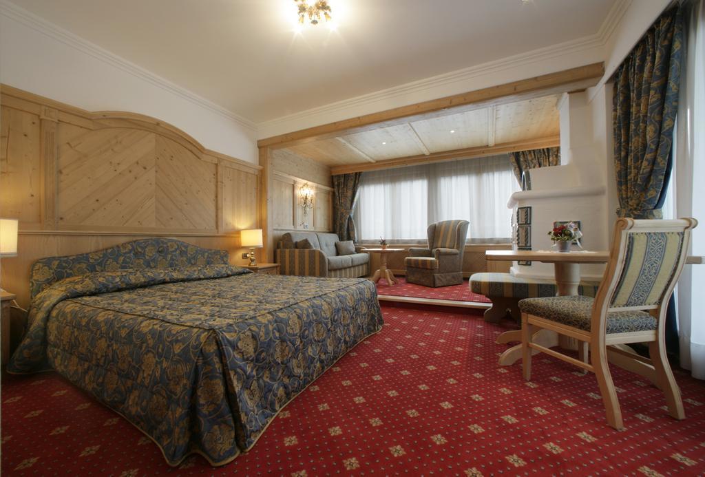 Alpen Hotel Corona Vigo di Fassa Szoba fotó