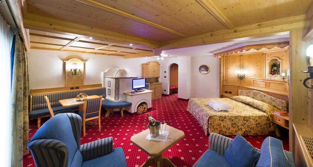Alpen Hotel Corona Vigo di Fassa Kültér fotó
