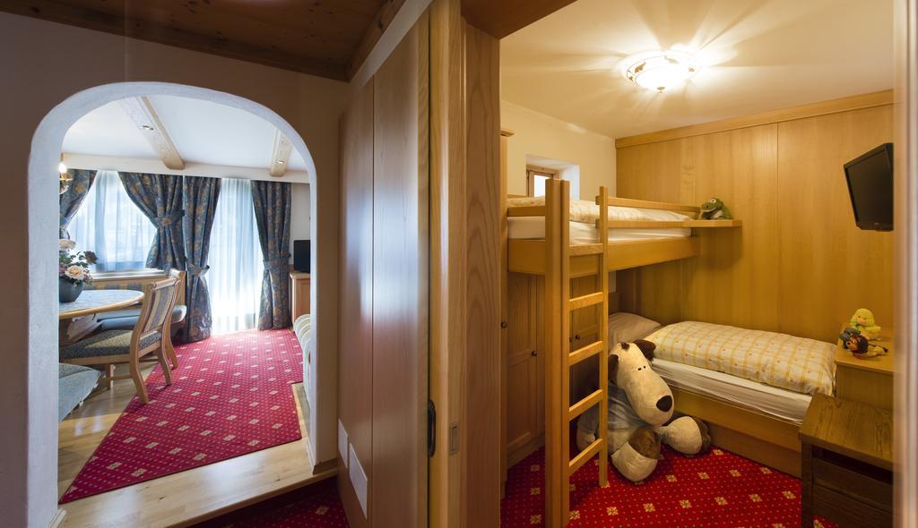 Alpen Hotel Corona Vigo di Fassa Szoba fotó