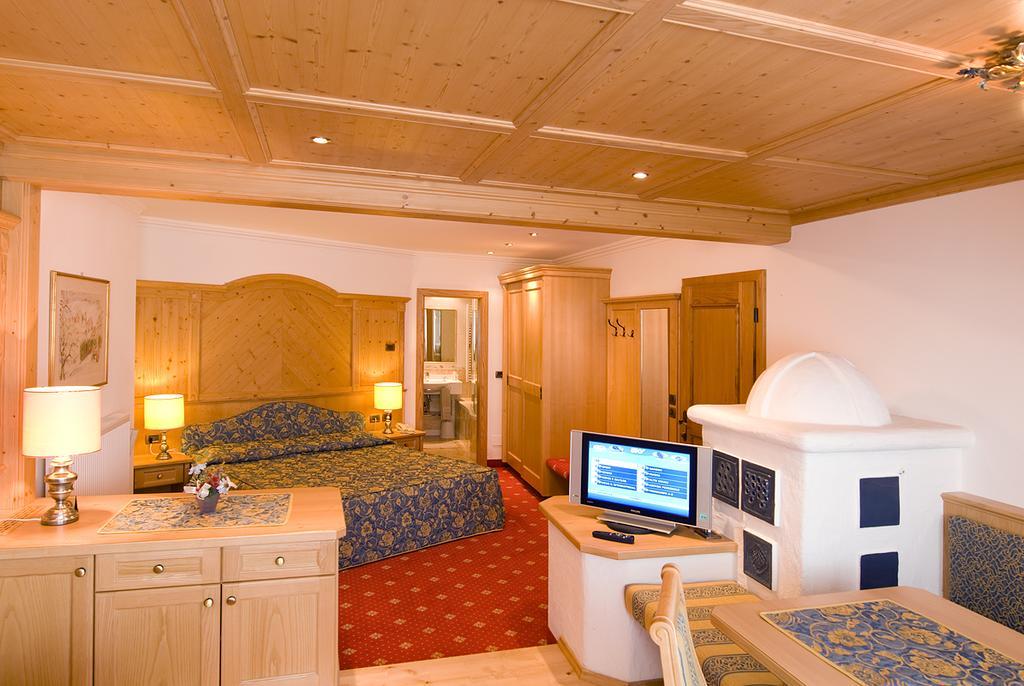 Alpen Hotel Corona Vigo di Fassa Kültér fotó